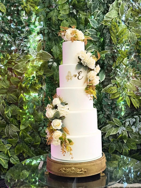 Bolo cenográfico branco com flores claras