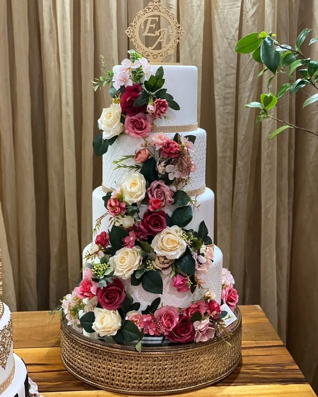 Bolo cenográfico com flores brancas e vermelhas