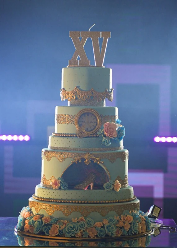 Bolo cenográfico delicado para festa de 15 anos